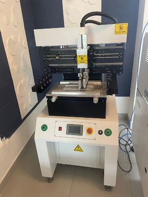 CHM-551 SMD-productielijn SMT-assemblagelijn Hoge precisie 4 koppen PCB-robot